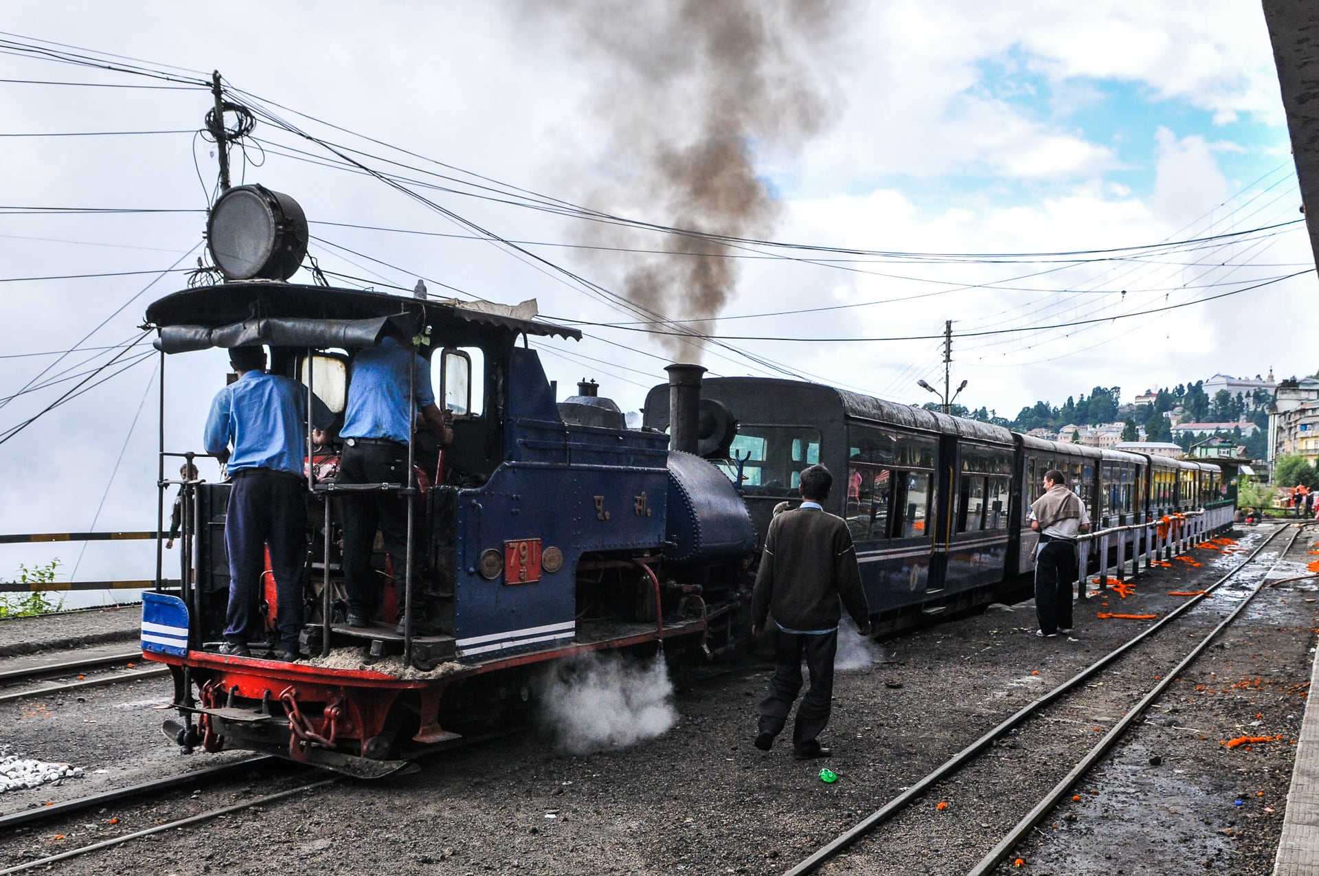 india-darjeeling-toy-train-featured