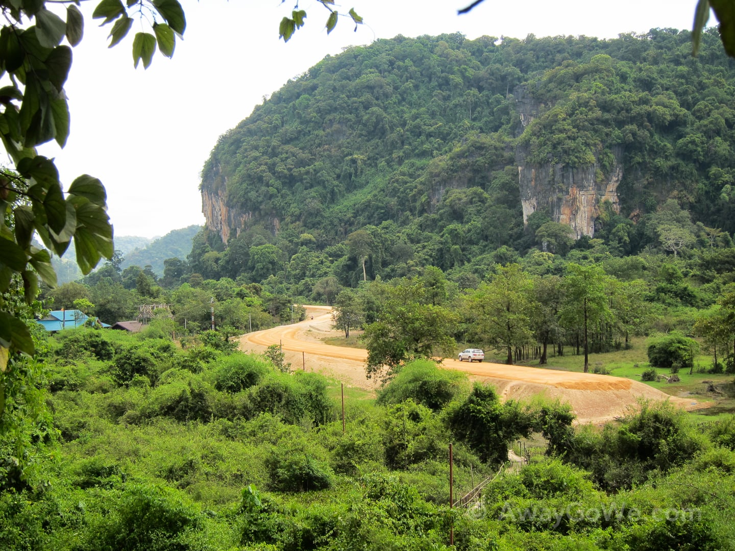 dirt road to buddha cave on the first day of the loop