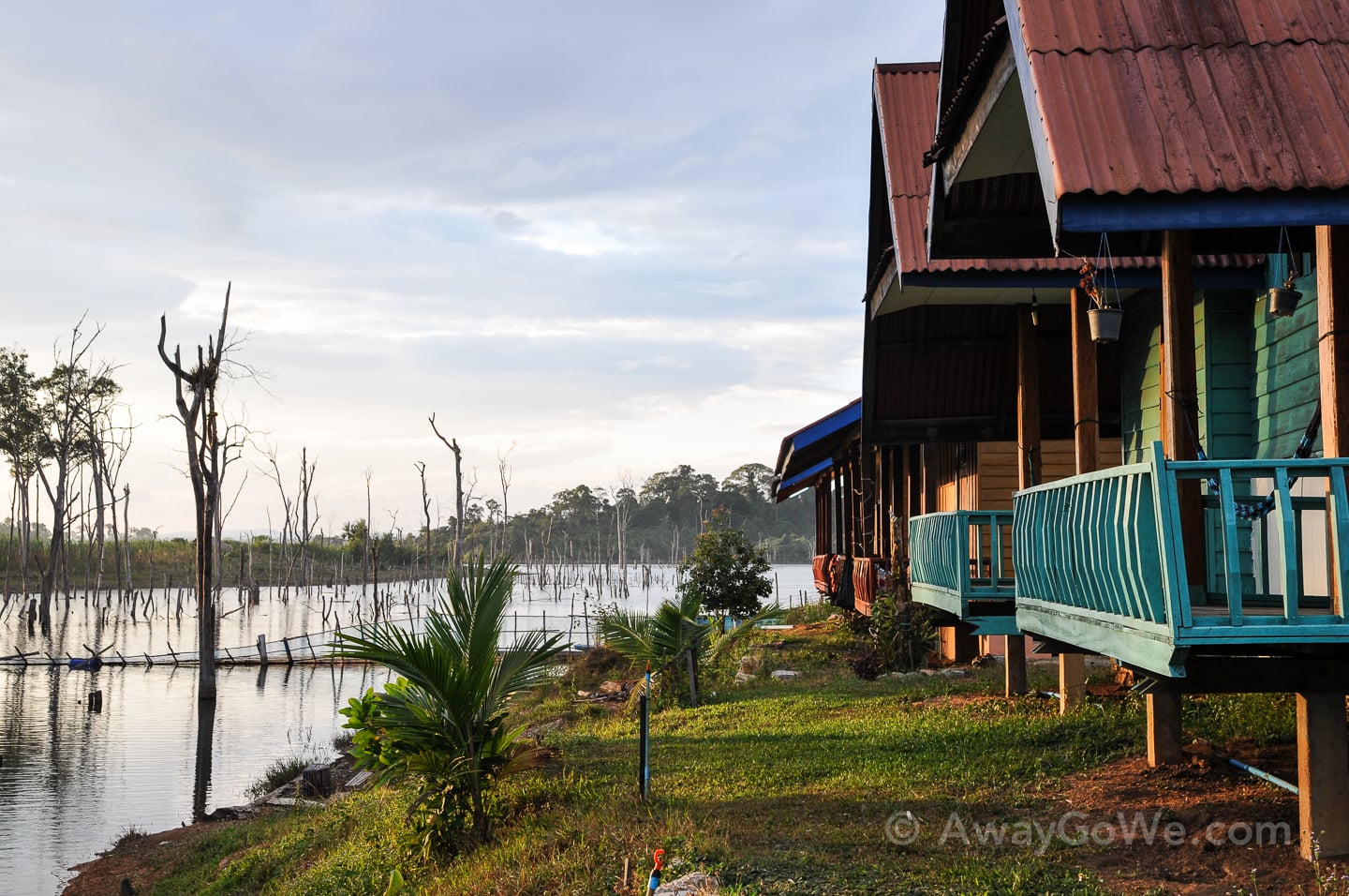 wooden bungalows on lake along thakhek loop in laos