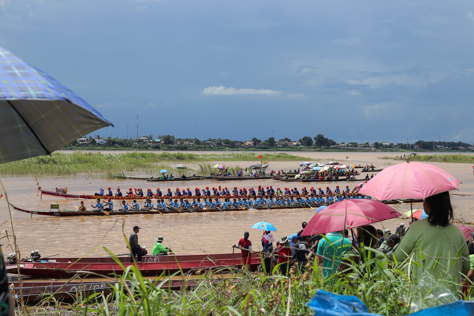 laos-vientiane-boat-racing-festival-featured